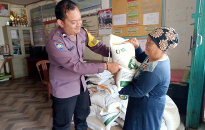 Bhabinkamtibmas Hadir di Pembagian Beras Bagi Warga Desa Talang Baru 2 Kecamatan Rimbo Pengadang
