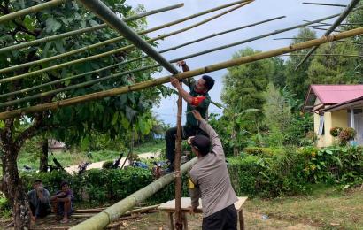 Wujudkan Sinergitas, Babinsa dan Bhabinkabtibmas Gotong Royong Membantu Warga yang Akan Melaksanakan Hajatan