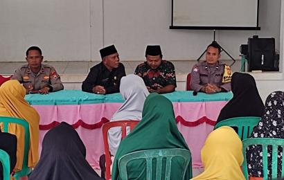 Berikan Rasa Aman, Polsek Padang Jaya Monitoring Penyaluran BLT DD Desa Sido Luhur