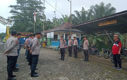 Polsek Padang Jaya Lakukan Pengamanan Aksi Unjuk Rasa Sopir TBS Lubuk Banyau Secara Humanis
