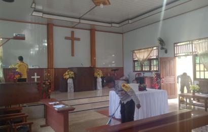 Bakti Sosial,  Personel Polsek Seluma Membersihkan Rumah Ibadah Dalam Rangka HUT Bhayangkara ke - 77