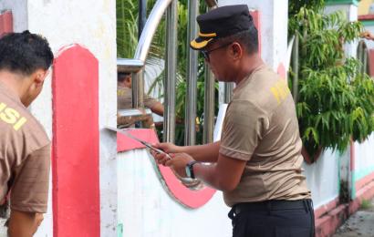 Bakti Sosial, Kapolres BS Turun Langsung Lakukan Pengecatan Pagar dan Bersih-Bersih Masjid dan Makam Syech Mohammad Amin
