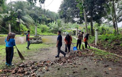 Sambut Hari Bhayangkara Polsek Air Besi Laksanakan Bakti Sosial di TPI Pasar Palik