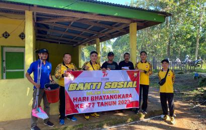 Sambut Hari Bhayangkara ke-77, Polres Kaur Laksanakan Kegiatan Bakti Sosial Membersihkan Tempat Ibadah 