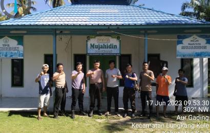 Peringati HUT Bhayangkara ke-77, Polsek Padang Guci Hulu Bakti Sosial Membersihkan Tempat Ibadah