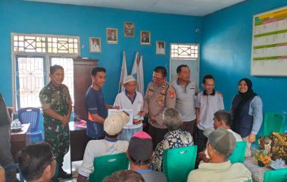 Polsek Lais Awasi Desa Kalbang Salurkan BLT