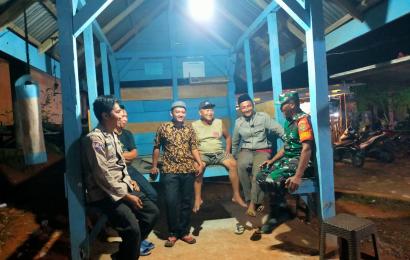 Jaga Kamtibmas, Bhabinkamtibmas Lakukan Pemantauan ke Pos Ronda di Desa Binaan