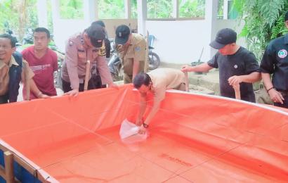 Polsek Batik Nau Awasi, Serah Terima Bibit Ikan Lele untuk Masyarakat 