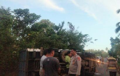 Quick Respon, Polsek Lais Bantu Evakuasi Truk Terguling.