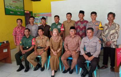 Kanit Binmas dan Bhabinkamtibmas Polsek Manna Hadiri Pelantikan dan Pengambilan Sumpah Perangkat Desa Gunung Kayo 
