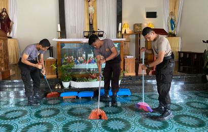 Sambut HUT Bhayangkara Ke 77, KBO Sat Samapta Polres BS Pimpin Kerja Bakti di Gereja Santo Petrus 