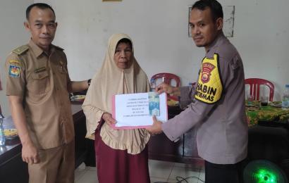 Bhabinkamtibmas Polsek Padang Jaya Lakukan Pengawasan Dalam Penyaluran BLT-DD di Desa Talang Tua