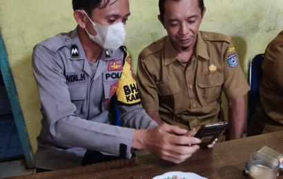 Bhabinkamtibmas Polsek Air Besi Sosialisasikan Aplikasi Polri Super APP 