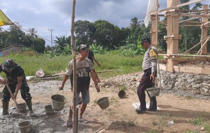 Bhabinkamtibmas Polsek Enggano Ikut Gotong Royong Dirikan Rumah Adat