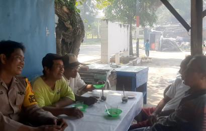Patroli dengan Nelayan, Bhabinkamtibmas Ingatkan Keselamatan Saat Melaut