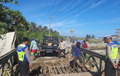 Perbaikan Jembatan Abrasi, Sat Lantas Polres Mukomuko dan Polsek Mukomuko Utara Tutup Arus Lalin 