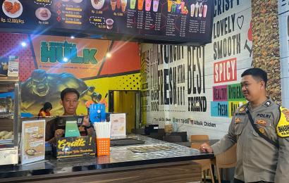 Sambangi Penjaga Albaik Resto, Bhabinkamtibmas Polsek Kota Manna Sampaikan Imbauan 
