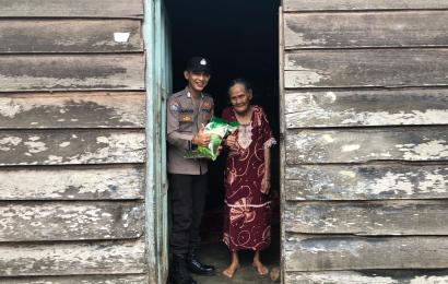 Polsek Kaur Berbagi Beras kepada Warga Kurang Mampu di Desa Gunung Kaya 