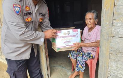 Terima Bantuan Dari Polsek Padang Guci Hulu, Haryati Ucapkan Terimakasih 