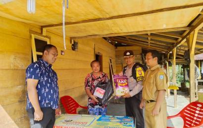 Bhabinkamtibmas Polsek Ketahun Bagikan Bansos Untuk Warga Binaanya
