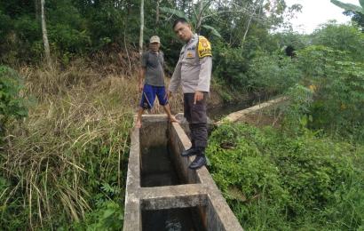 Dukung Ketahanan Pangan, Bhabinkamtibmas Cek Saluran Irigasi