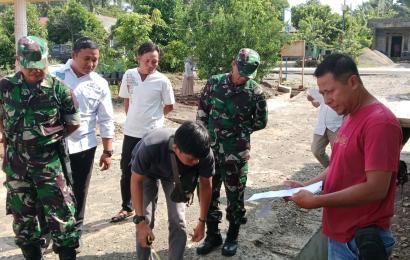 Bhabinkamtibmas Polsek Manna, Hadiri Sertifikasi Serah Terima Hasil Pengerjaan Siring Pasang di Desa Tumbuk Tebing   