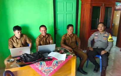 Sambangi Pemdes, Bhabinkamtibmas Ajak Perangkat Desa Muara Tiga Jaga Kamtibmas 