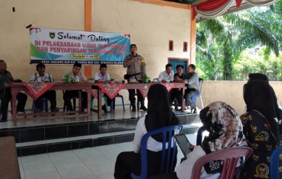 Bhabinkamtibmas Polsek Manna, Hadiri Seleksi Penjaringan Calon Perangkat Desa Tanjung Aur 