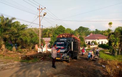 Personel Polsek Padang Jaya, Bantu Pengamanan Lalin Truk yang Mengalami Kerusakan 