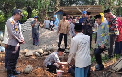 Kapolsek Padang Jaya, Hadiri Peletakan Batu Pertama Pembangunan Rumah Layak Huni di Desa Tambak Rejo