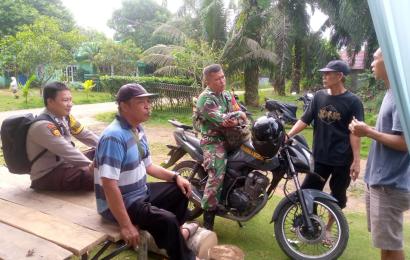 Bhabinkamtibmas Polsek Selebar Ikuti Kegitan Gotong Royong Bersama Warga