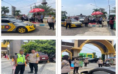 Berikan Pengamanan, Personel Polsek Gading Cempaka Jaga Masjid Waktu Salat Jumat