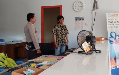 Bhabinkamtibmas Polsek Pino Sambang Dialogis Ke Kantor Pos Berikan Imbauan 