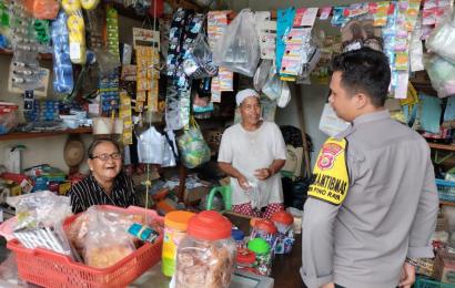 Bhabinkamtibmas Sambang Monitoring Perkembangan Stok dan Harga Sembako 