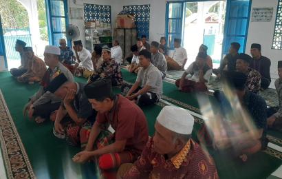 Bhabinkamtibmas Polsek Enggano Isi Khutbah Jumat di Masjid Al Iqrok Desa Meok