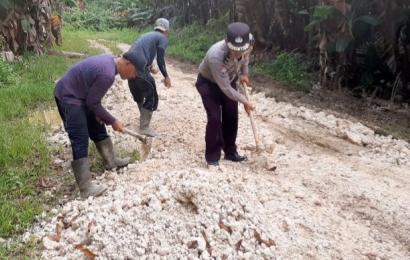 Warga Bersama Bhabinkamtibmas Aipda M Harahap Gotong Royong Timbun Jalan Berlubang