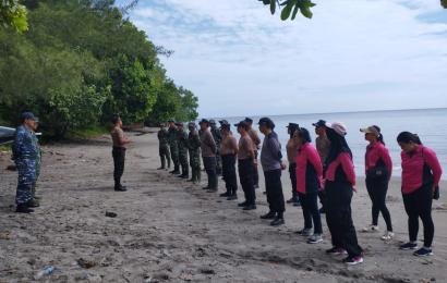 Polsek Enggano bersama Koramil Enggano Laksanakan Aksi Bersih Pantai dalam Rangka Hut Bhayangkara Ke 77