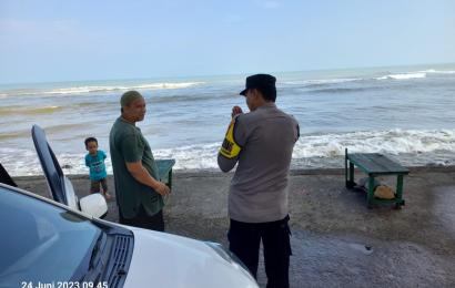 Polsek Kota Manna Lakukan Patroli Dialogis ke Pantai Pasar Bawah Manna, Wujudkan Kamtibmas kondusif 