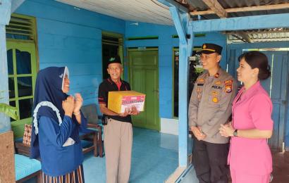 Kapolsek Giri Mulya Serahkan Tali Asih Kepada Purnawirawan