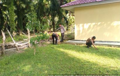 Ciptakan Lingkungan yang Nyaman, Polsek Padang Guci Hulu Kebersihan Lingkungan Mako