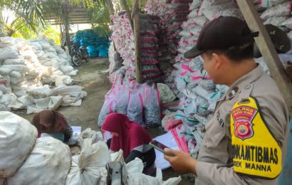 Bhabinkamtibmas Sambangi Pengepul Batu Hias Desa Lubuk Sirih Ilir, Sampaikan Imbauan Kamtibmas 