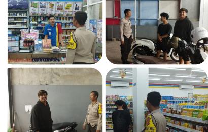 Patroli Malam, Polsek Teluk Segara Sambangi Karyawan Indomaret 