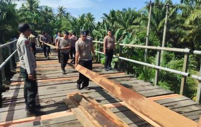 Polres Mukomuko Bersama Masyarakat Perbaiki Jembatan Desa yang Rusak