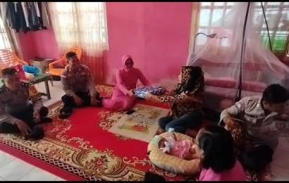 Wujud Kepedulian Kapolsek Enggano Bersama Ketua Bhayangkari Ranting Enggano Anjangsana Kerumah Anggota