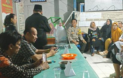 Pastikan Musyawarah Berjalan Tertib, Bhabinkamtibmas Pondok Besi Monitoring Kegiatan Pemiliha Ketua RT