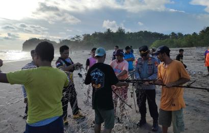 Polsek Ketahun Bantu Evakuasi Korban Tenggelam di Pantai Terapik