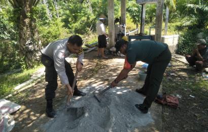 Dukung Ketahanan Pangan, Bhabinkamtibmas Gotong Royong Bersama Warga