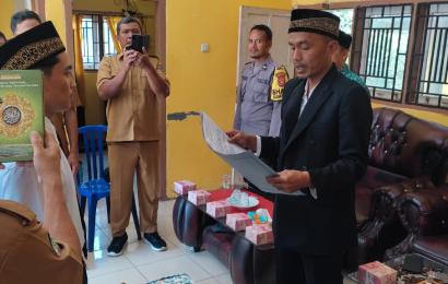 Bhabinkamtibmas Lakukan Monitoring Pelantikan Perangkat Desa