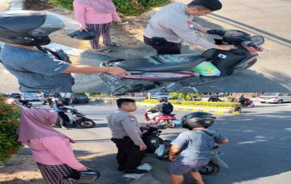 Bhabinkamtibmas Polsek Kampung Melayu Bantu Warga yang Sepeda Motornya Mogok