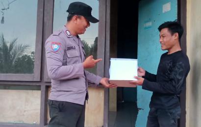 Polsek Muara Sahung Berikan Bantuan kepada Warga yang Membutuhkan di Desa Ulak Bandung 